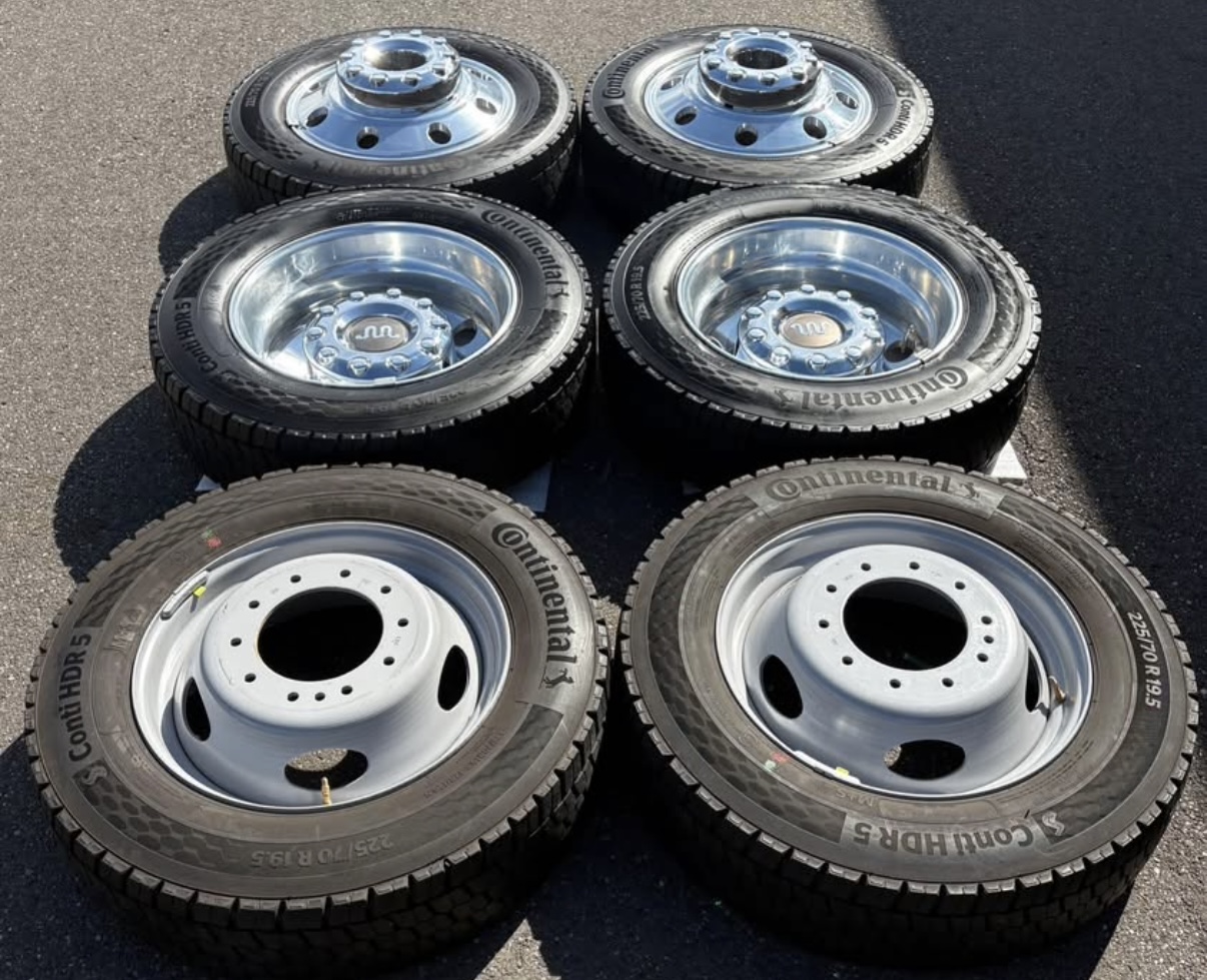 Ford F450/F550 19.5” Polished Wheels and Tires